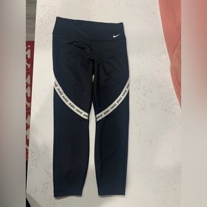 NIKE capri leggings size Medium